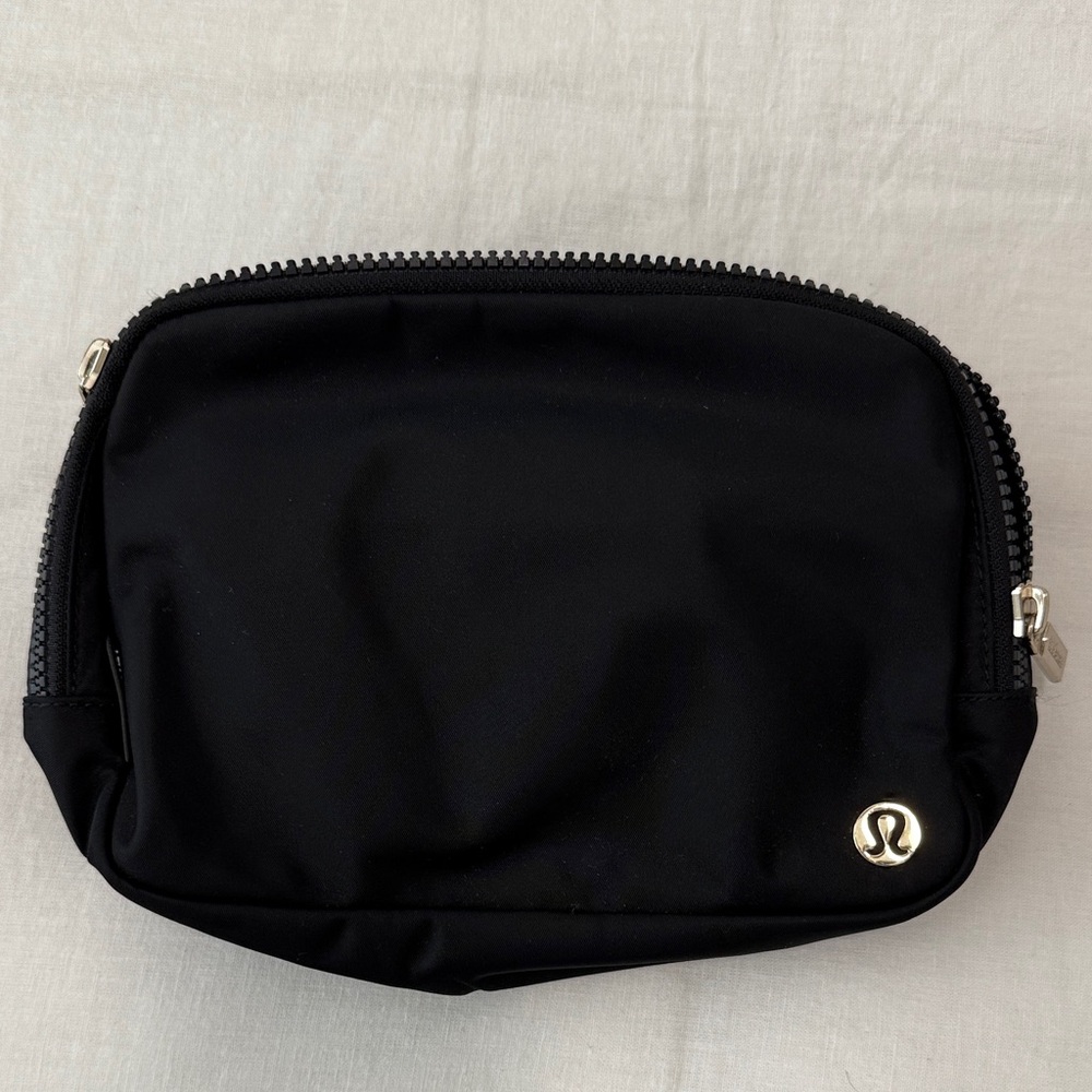 Lululemon Black w Gold hardware 2L Everywhere Belt Bag